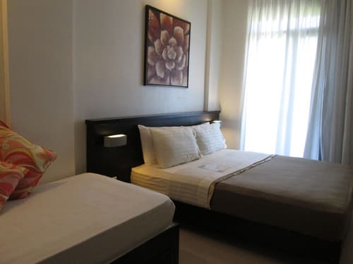 One Crescent Place, Room