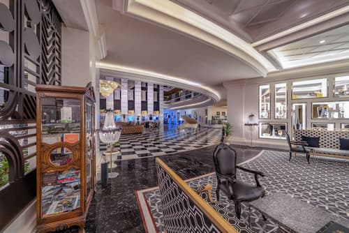 Delphin Imperial, Lobby