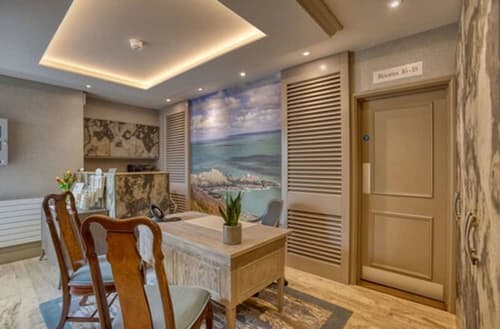 La Barbarie Hotel, Interior entrance