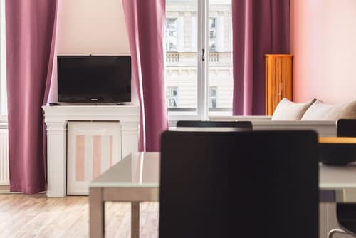 Royal Court Apartments, Room