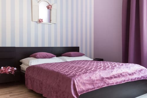 Royal Court Apartments, Room