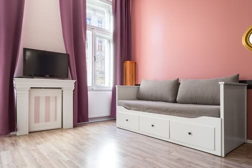 Royal Court Apartments, Room