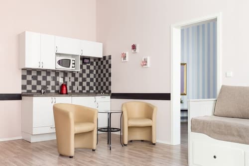 Royal Court Apartments, Room