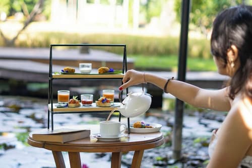 KajaNe Yangloni, Coffee service