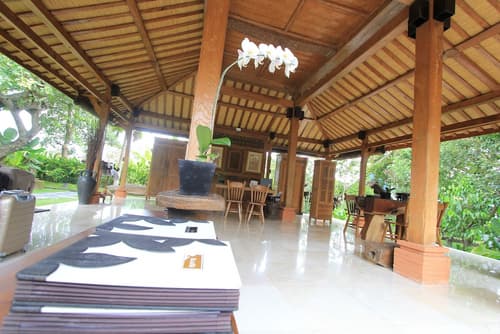 KajaNe Yangloni, Lobby