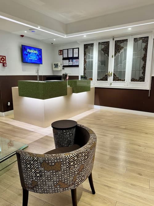 Hostal Abadía Madrid, Reception