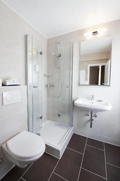 Hotel Neufeld, Bathroom