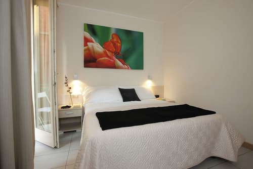 Mariposa Apartments, Room