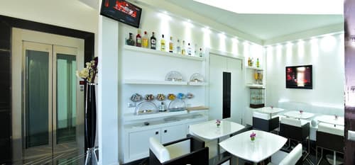 Hotel Exclusive, Reception