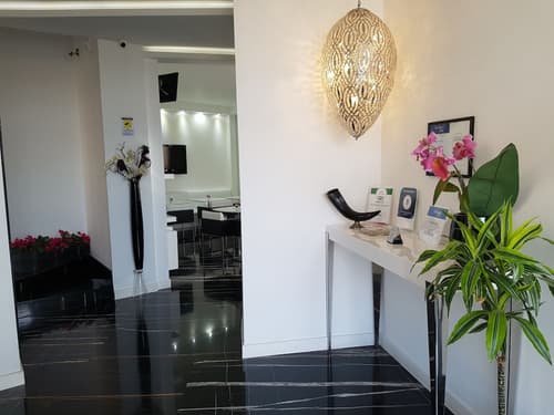 Hotel Exclusive, Primary image