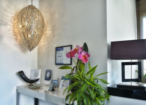 Hotel Exclusive, Reception