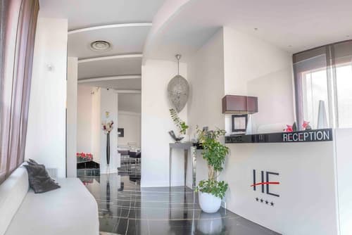 Hotel Exclusive, Reception