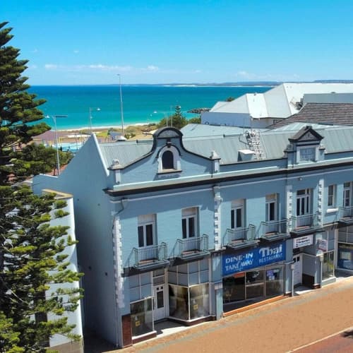 Geraldton Backpackers on the Foreshore, Primary image