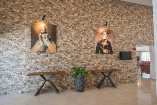 Bohemian Gardens Hotel, Reception