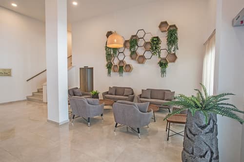 Bohemian Gardens Hotel, Reception