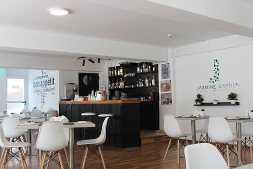 La Veranda Hotel, Restaurant