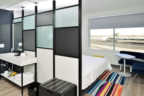 Aloft North Kansas City, Bathroom