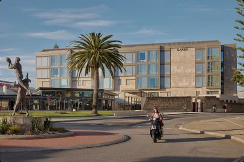 Garde Hotel and Warders Cottages, Primary image