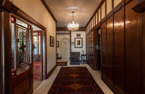 Albion Manor, Interior entrance