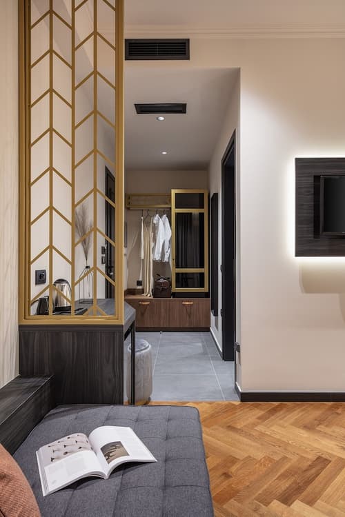 Λιθεία-Lithia, Room