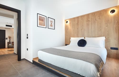 Λιθεία-Lithia, Room