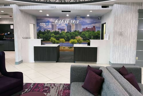 La Quinta Inn & Suites by Wyndham Tulsa Midtown, Lobby