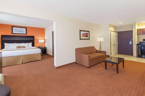 La Quinta Inn & Suites by Wyndham Tulsa Midtown, Room