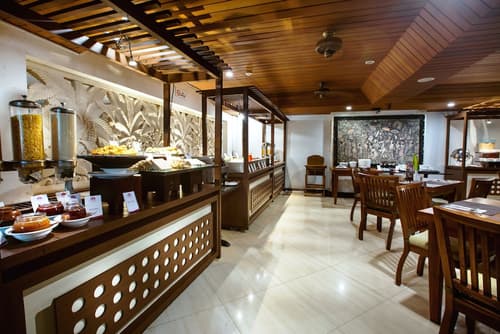 Royal Regantris Kuta, Restaurant