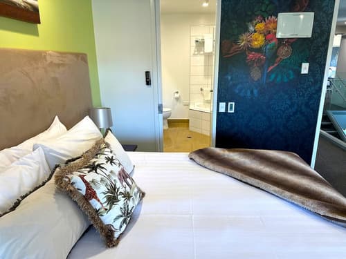 DeLorenzo's Studio Apartments, Room