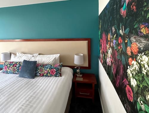 DeLorenzo's Studio Apartments, Room