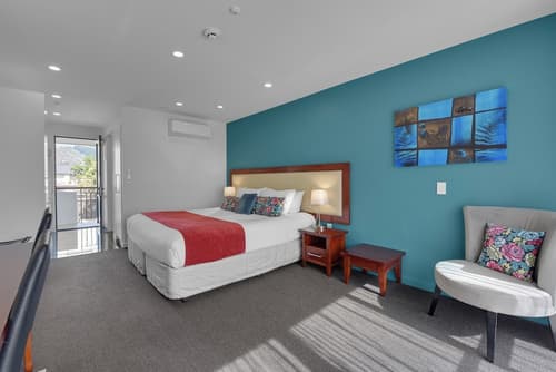 DeLorenzo's Studio Apartments, Room