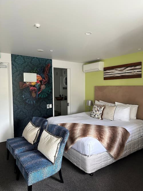 DeLorenzo's Studio Apartments, Room