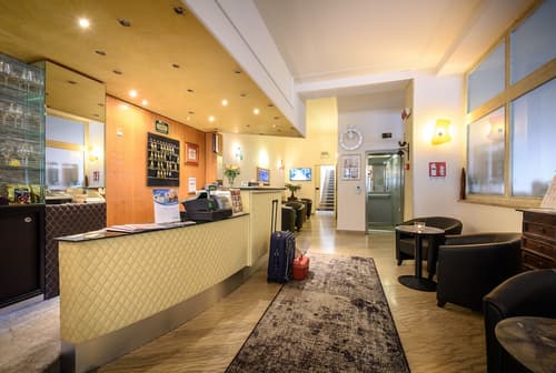 Hotel Corona, Reception