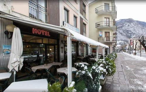 Hotel Corona, Primary image