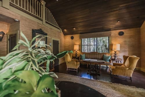 Lumeria Maui Educational Retreat Center, Lobby