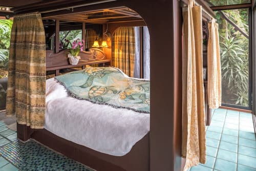 Dragonfly Ranch, Room