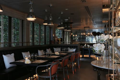 Riva Surya Bangkok, Restaurant