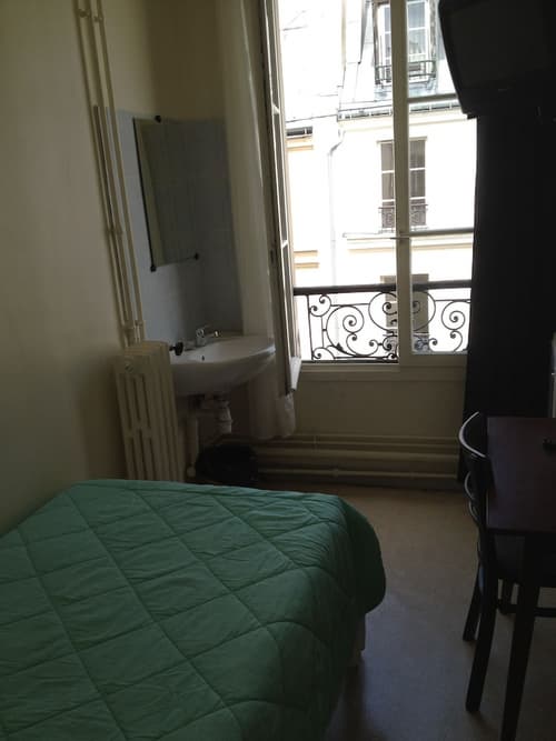 Au Royal Mad Hotel, Room