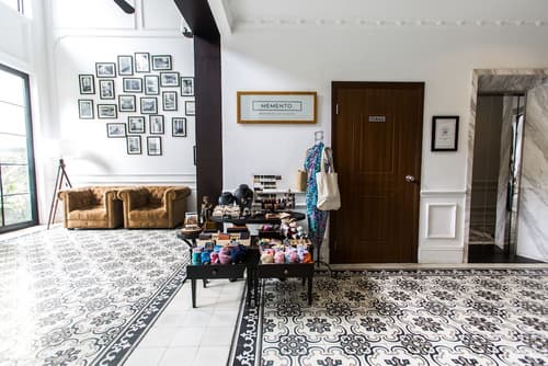 The Alcove Library Hotel, Lobby sitting area