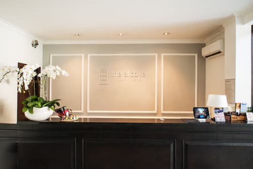 The Alcove Library Hotel, Reception