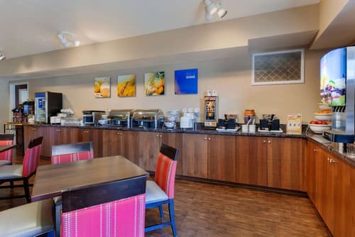 Comfort Inn & Suites Page at Lake Powell, Breakfast area