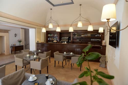 Palazzo Piccolomini, Bar (on property)