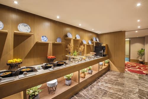 The Leela Ambience Convention Hotel, 