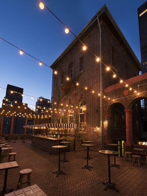 Pod 39, Bar (on property)