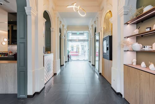 FortyPlusOne Hotel, Interior entrance