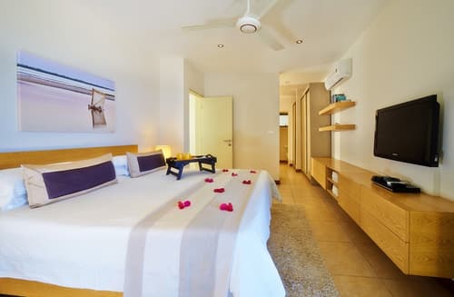 Bon Azur Beachfront Suites & Penthouses with LOV, Room