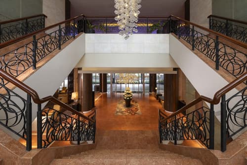 Fairmont Makati, Lobby