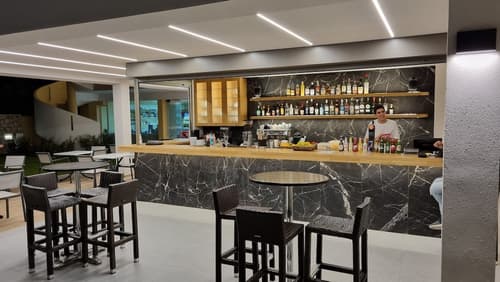 Sunny Bay Hotel, Poolside bar