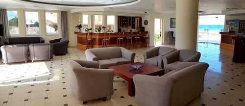 Sunny Bay Hotel, Reception