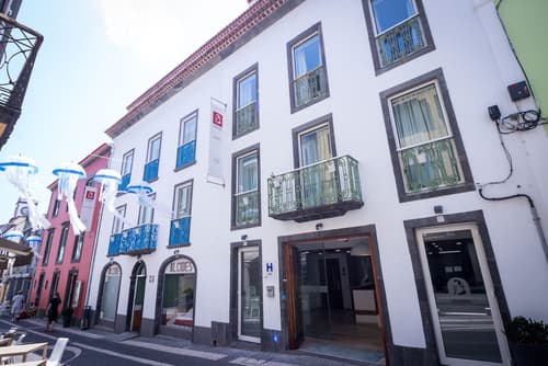 Alcides, Primary image